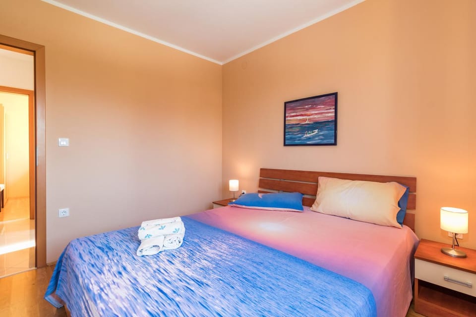 Bedroom, towels