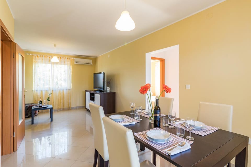 Communal lounge/ TV room, TV and multimedia, Dining area