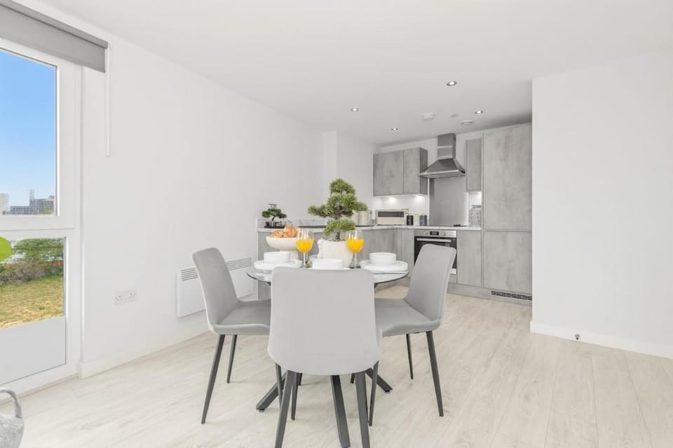 Leeds Dock, Stylish 2 BR Apartment, Free Parking, Close To Leeds City Centre Apartment in Leeds