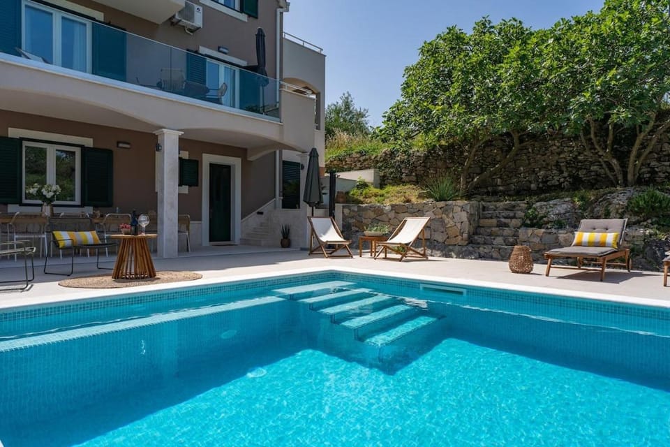 Property building, Garden view, Pool view, sunbed