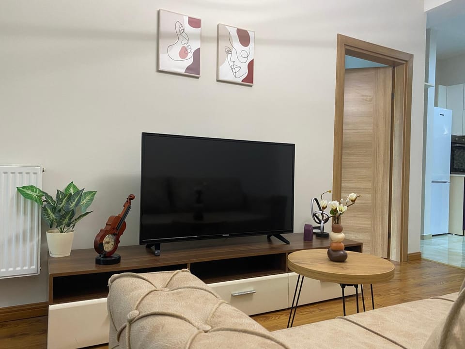 Communal lounge/ TV room, TV and multimedia, Living room, Seating area, Evening entertainment