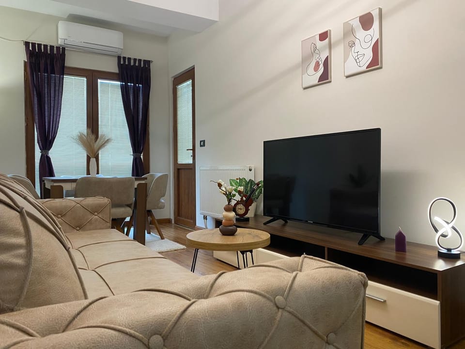 Communal lounge/ TV room, TV and multimedia, Living room, Seating area, Evening entertainment