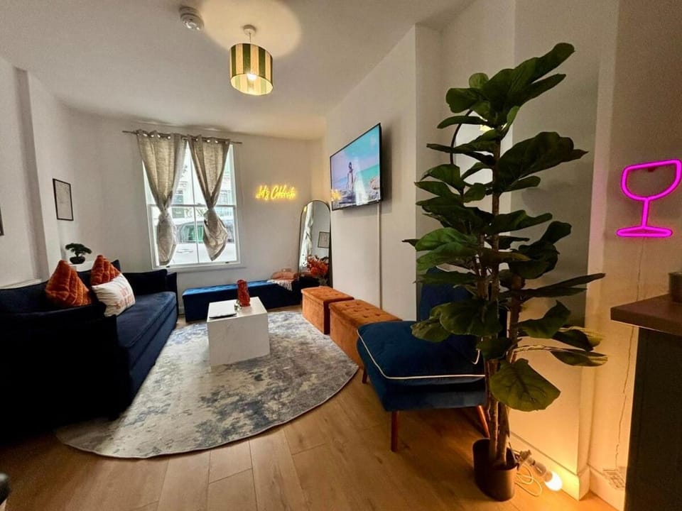 Central Town Garden Residence with Six En-Suites House in Hove