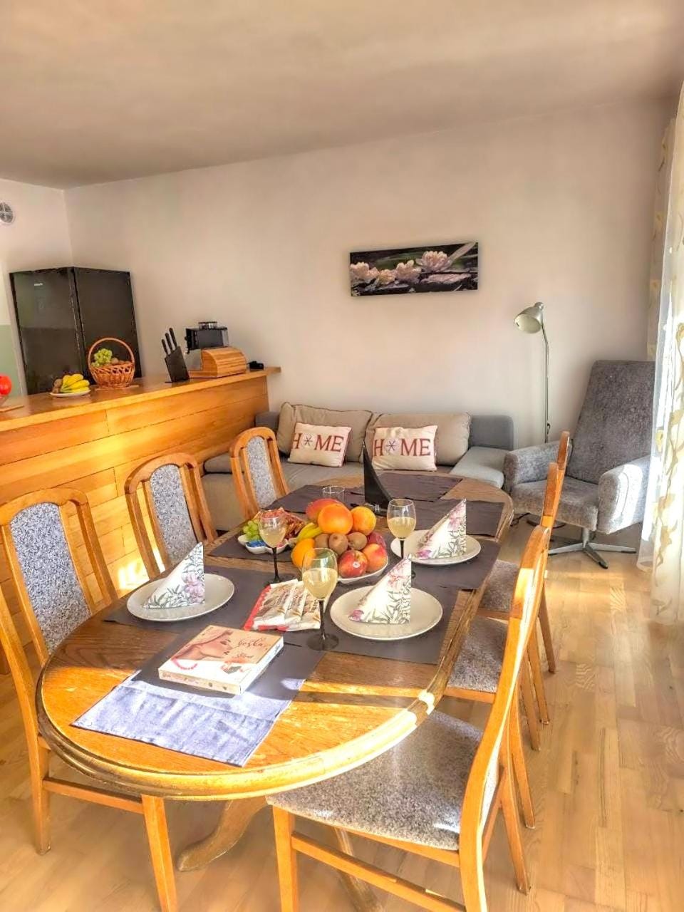 Food and drinks, Seating area, Dining area