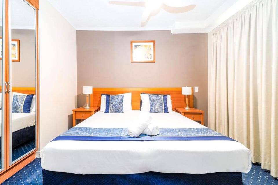 Bed, Bedroom, towels
