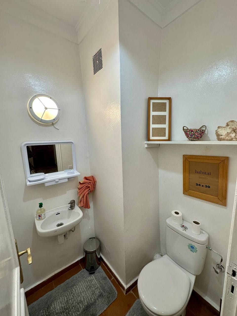 Toilet, Bathroom, towels