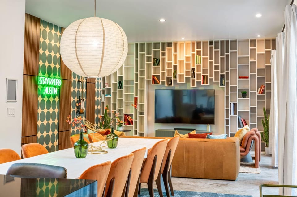 Refined Rainey Retreat - Pool - Hot tub - Fire Pit House in Austin