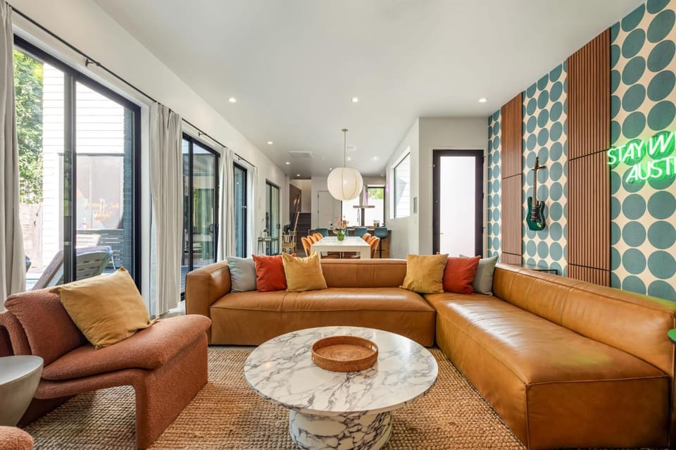 Refined Rainey Retreat - Pool - Hot tub - Fire Pit House in Austin