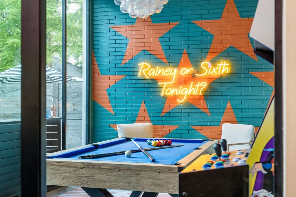 Refined Rainey Retreat - Pool - Hot tub - Fire Pit House in Austin