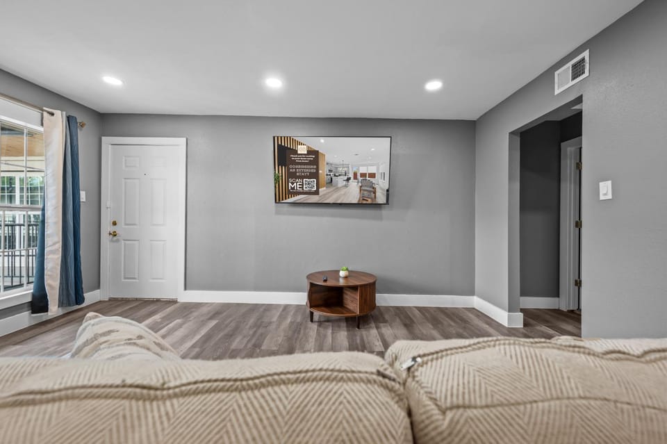 Cozy Houston Retreat King Bed with Pool Access Apartment in Houston
