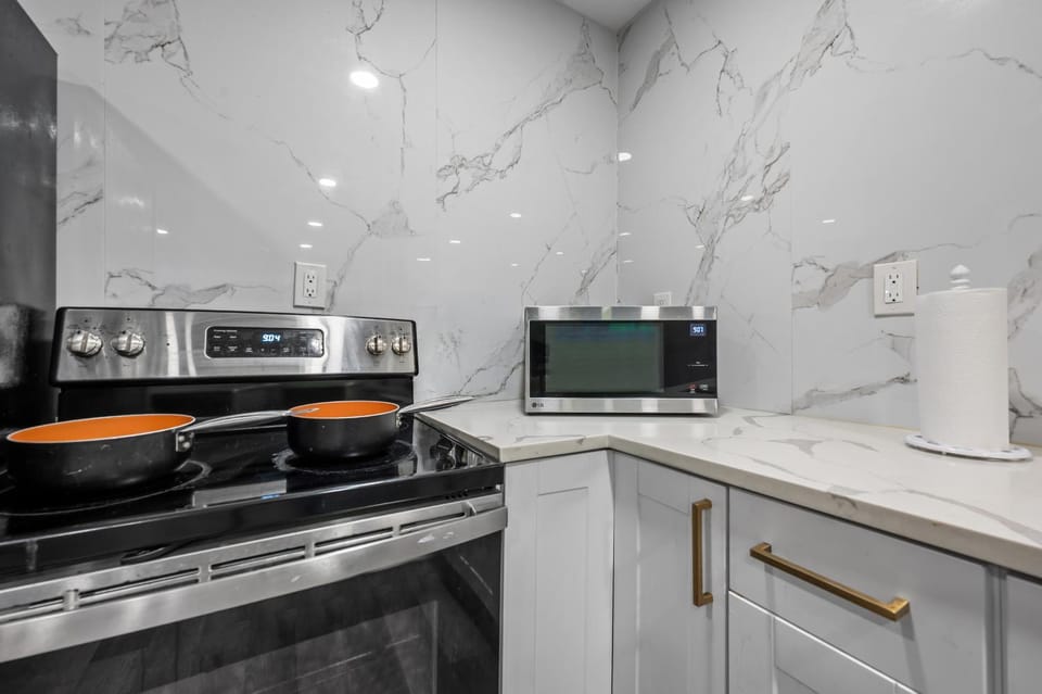 Cozy Houston Retreat King Bed with Pool Access Apartment in Houston