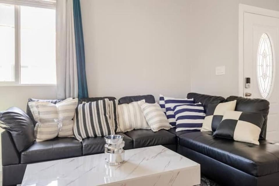 Modern 3 Bedroom Home Near SoFi Stadium LAX and Downtown LA Comfortable Stay Sleeps 6 House in Inglewood