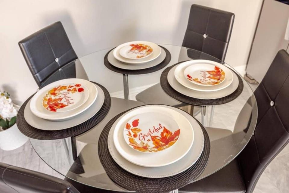 Modern 3 Bedroom Home Near SoFi Stadium LAX and Downtown LA Comfortable Stay Sleeps 6 House in Inglewood