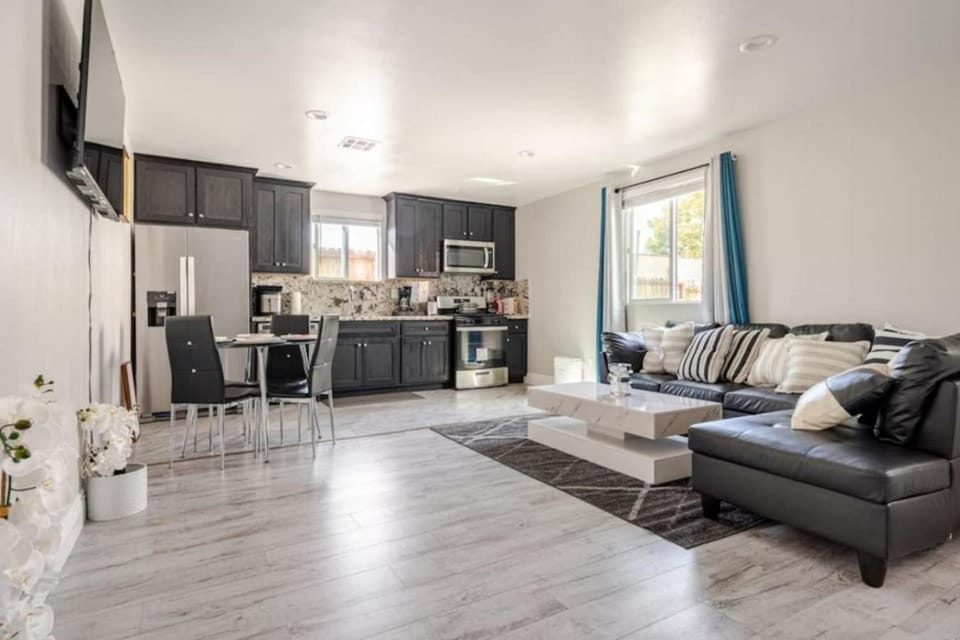 Modern 3 Bedroom Home Near SoFi Stadium LAX and Downtown LA Comfortable Stay Sleeps 6 House in Inglewood
