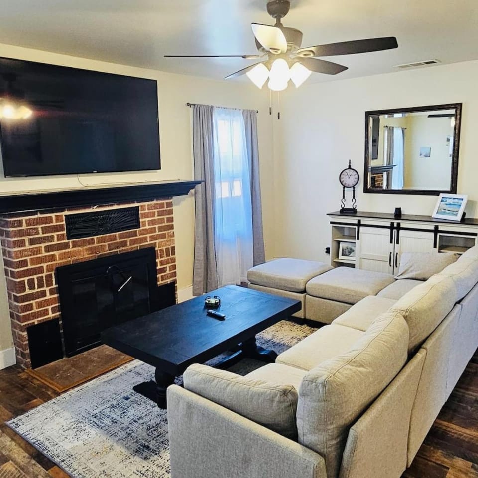 Communal lounge/ TV room, TV and multimedia, Living room, Seating area, Evening entertainment