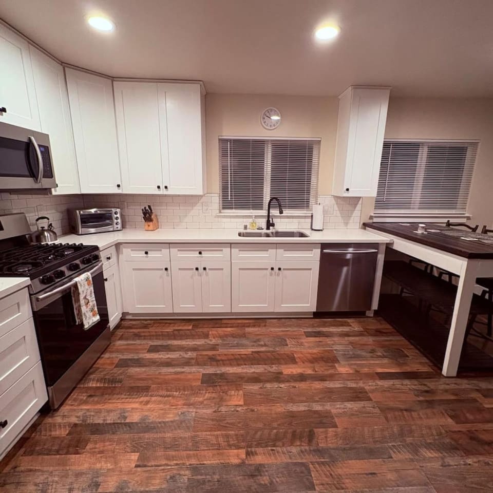 Kitchen or kitchenette, dishwasher, oven, pet friendly, stove, toaster