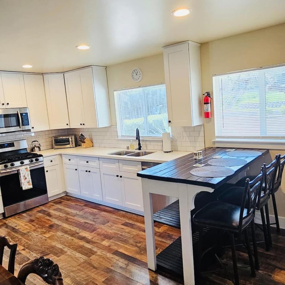 Kitchen or kitchenette, Dining area, dishwasher, oven, pet friendly, stove, toaster