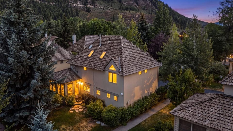 Riverside Gem with Hot Tub and 3 Min to Beaver Creek House in Avon