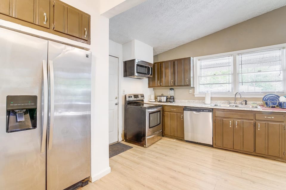 14 Mi to Mercedes-Benz Stadium! Home w/ Yard House in Georgia