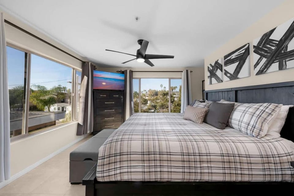 Bed, TV and multimedia, Bedroom