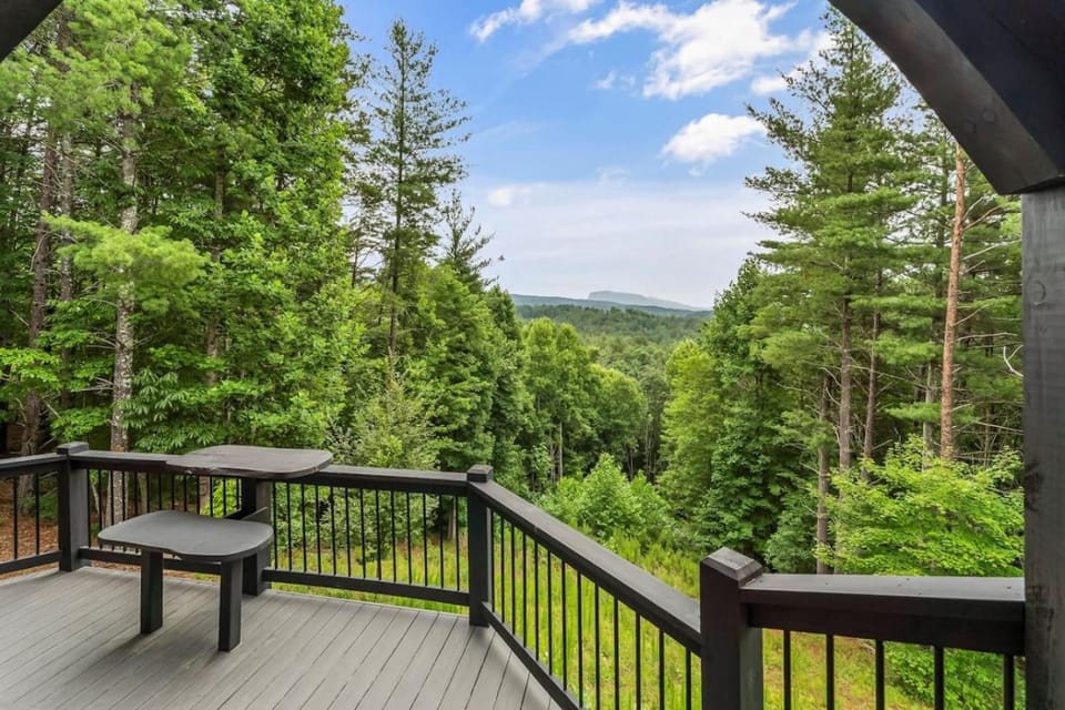Four Season Retreat with Mountain Views and Close to Lake James House in Tennessee