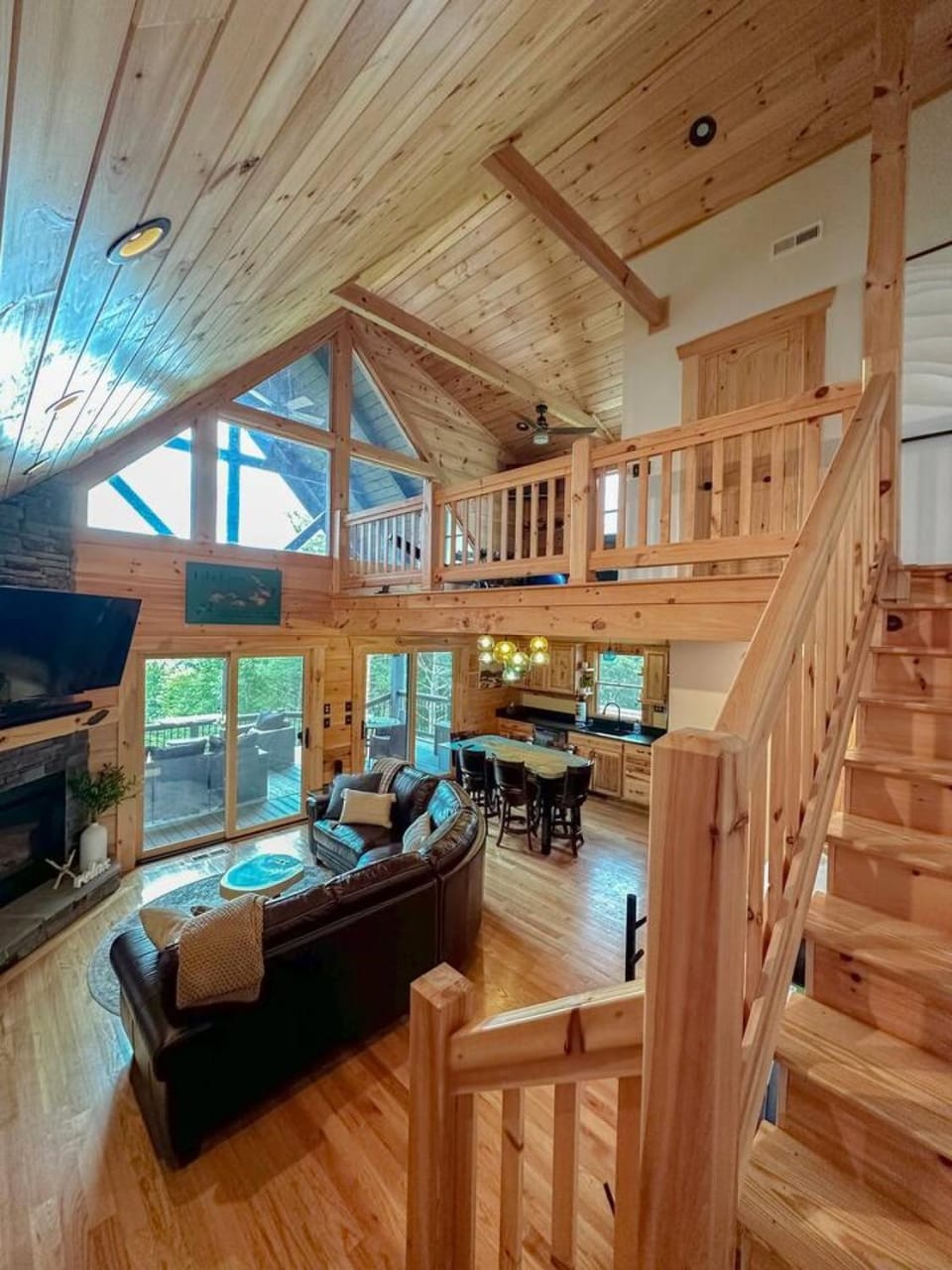 Four Season Retreat with Mountain Views and Close to Lake James House in Tennessee