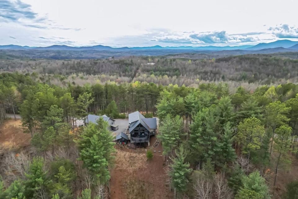 Four Season Retreat with Mountain Views and Close to Lake James House in Tennessee