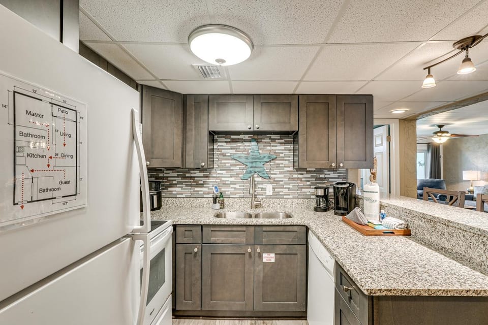 Walk to Ocean! Family PCB Condo w/ Balcony & Views House in Lower Grand Lagoon