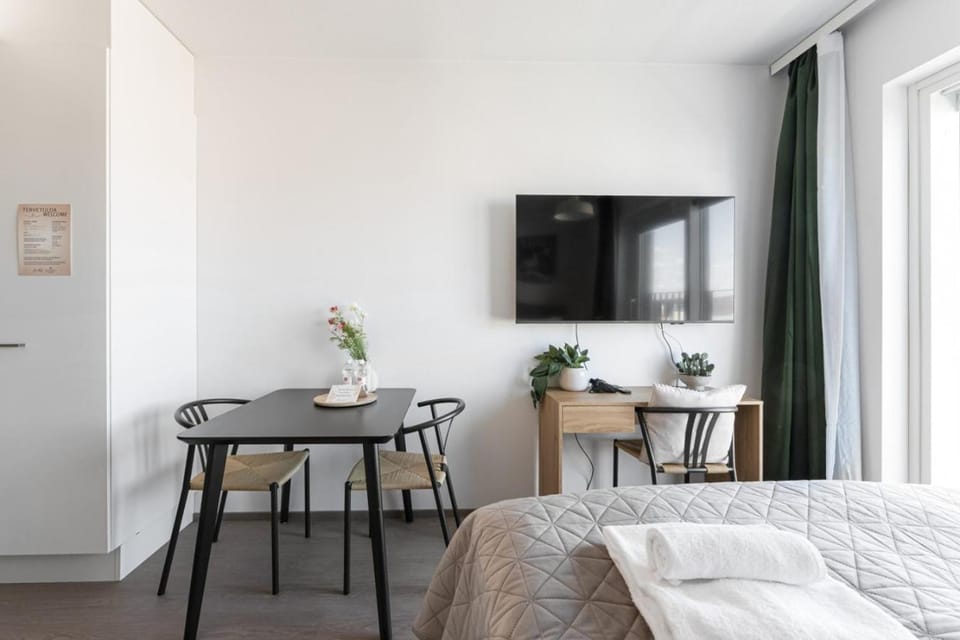 TV and multimedia, Photo of the whole room, Dining area, Bedroom