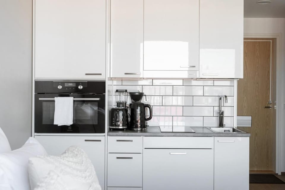 Coffee/tea facilities, Kitchen or kitchenette, dishwasher, oven, stove