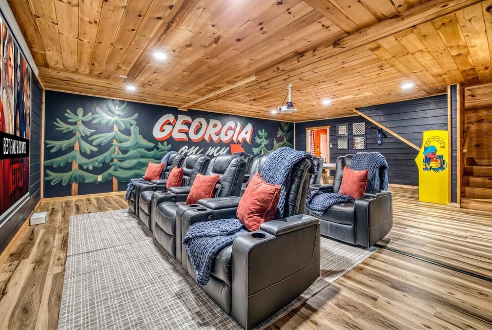 Mtn Views Sleeps 20 Game Room Outdoor Fun House in Georgia