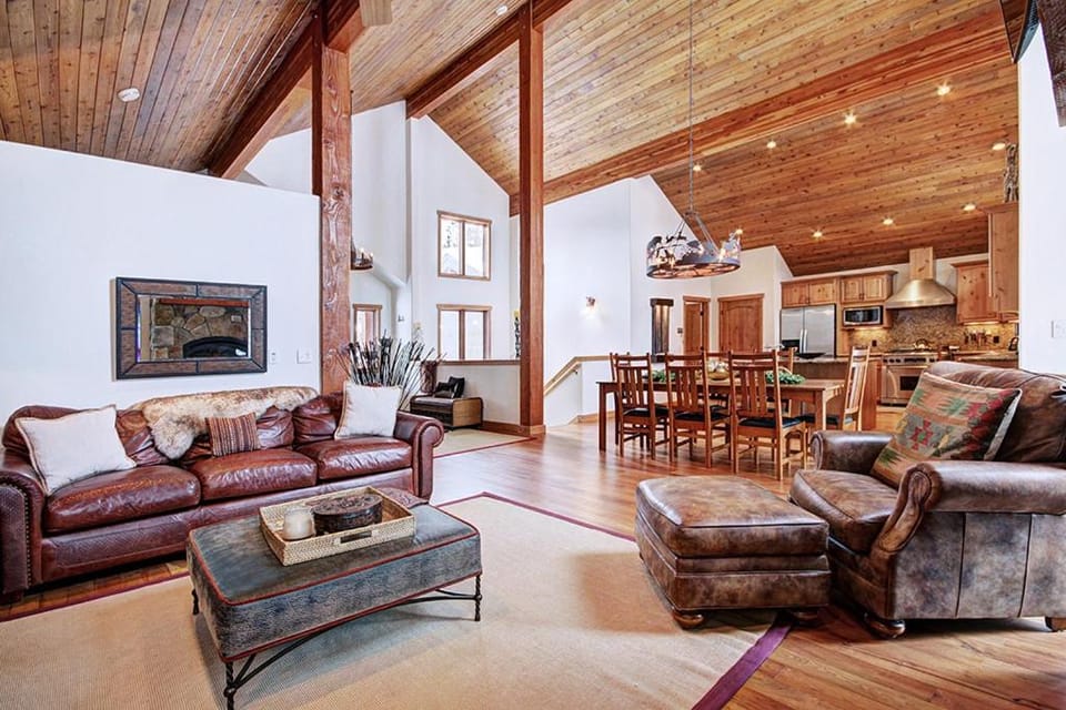 Pet Friendly, Pine Needle Lodge, a retreat with hot tub, views, and sleeps 10 House in Breckenridge