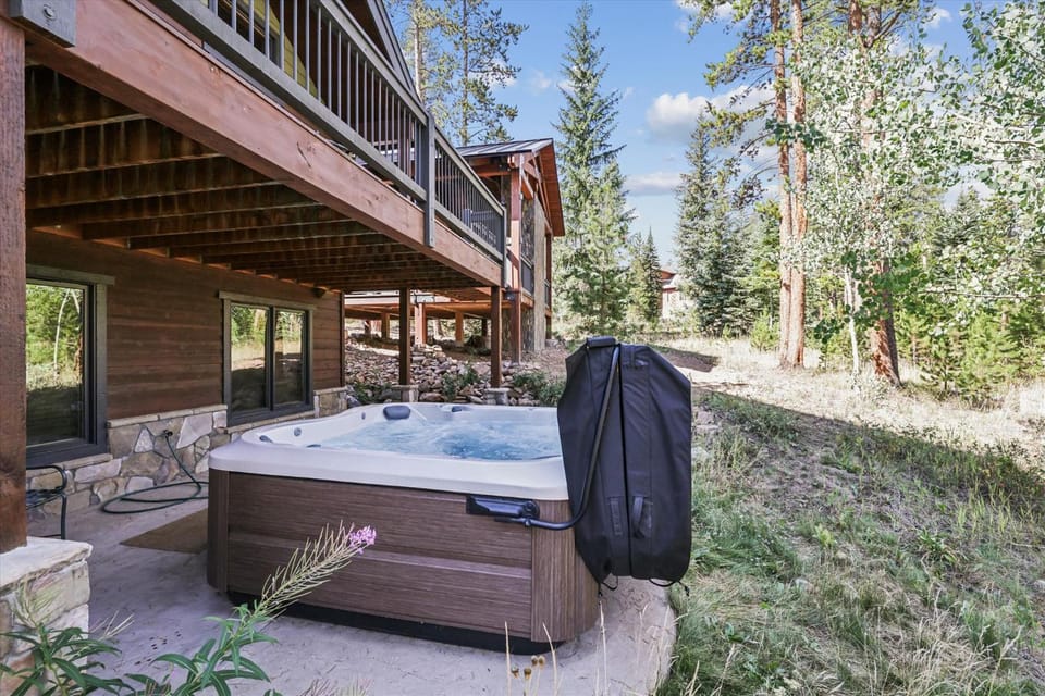 Pet Friendly, Pine Needle Lodge, a retreat with hot tub, views, and sleeps 10 House in Breckenridge