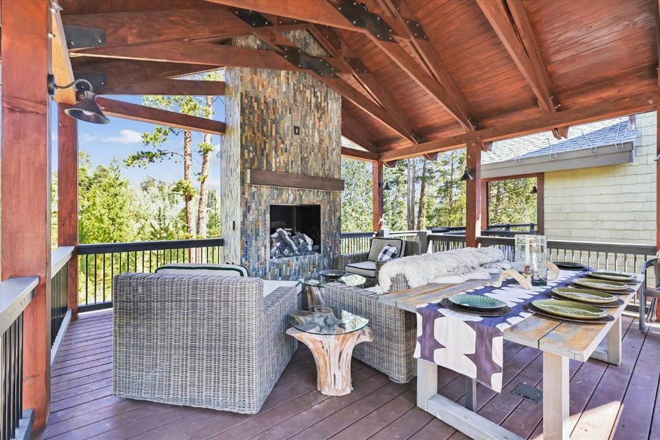 Pet Friendly, Pine Needle Lodge, a retreat with hot tub, views, and sleeps 10 House in Breckenridge