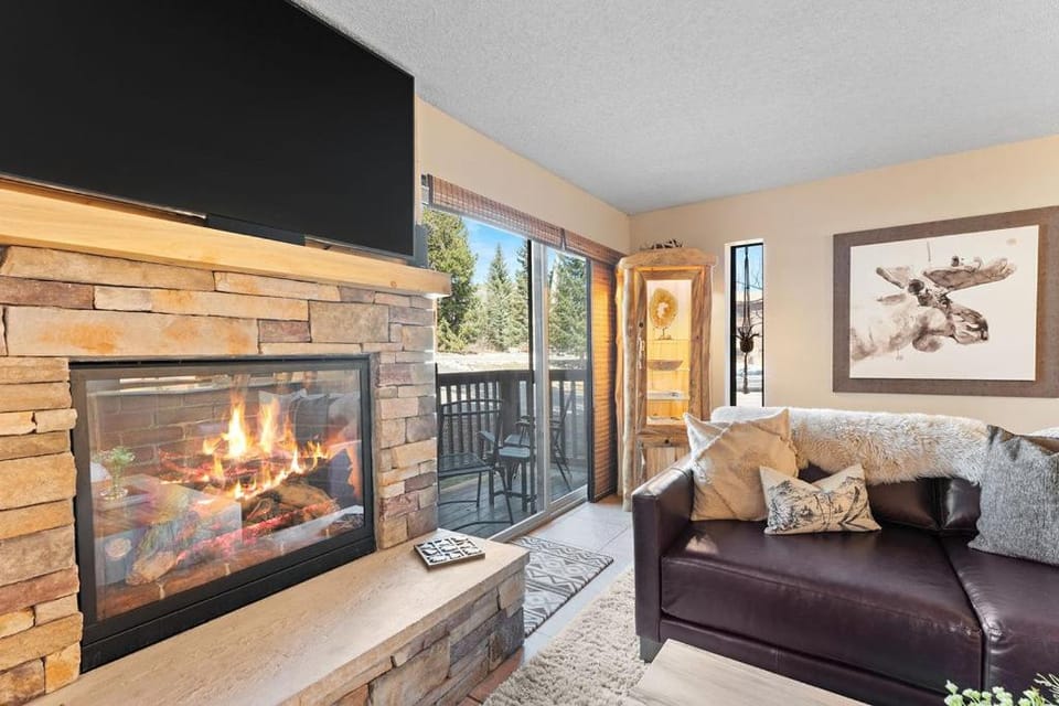 Pine Ridge 15A, Great Location, Onsite Hot Tub Apartment in Breckenridge