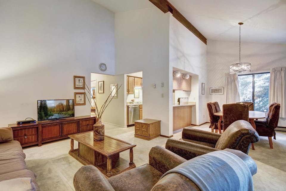 Peak One 206, Cozy 2BR condo in Frisco with wooded view, sleeps 5, comfort in every stay House in Frisco