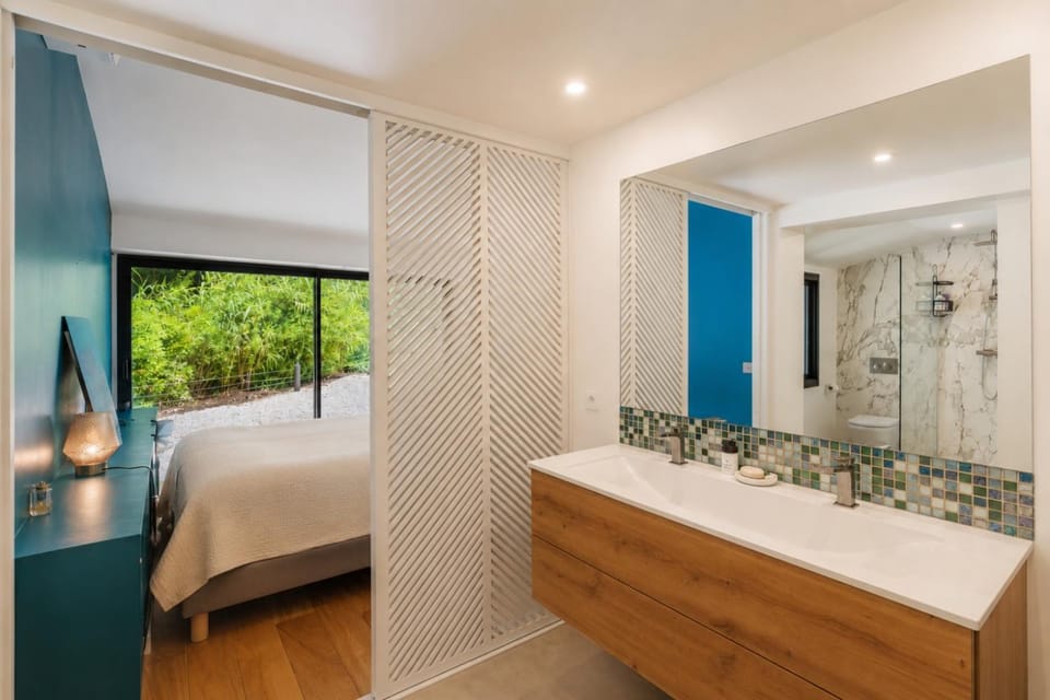 Shower, Bed, Bathroom, Photo of the whole room, towels