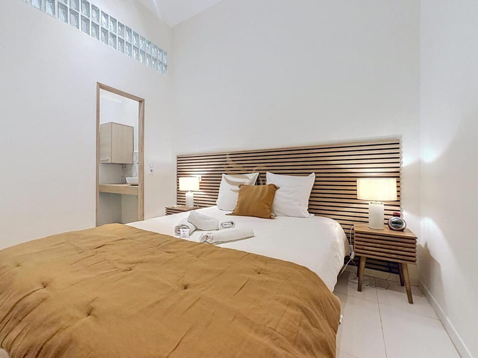 URBAN 94 WIFI CLIM 4 PERSONNES FREJUS Apartment in Fréjus