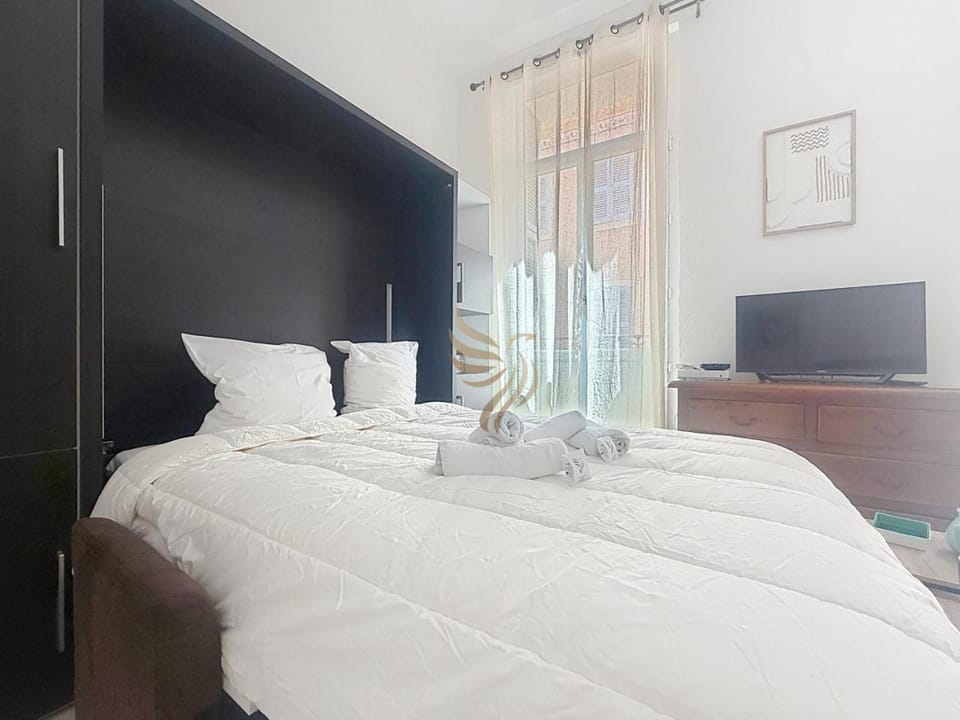 URBAN 94 WIFI CLIM 4 PERSONNES FREJUS Apartment in Fréjus