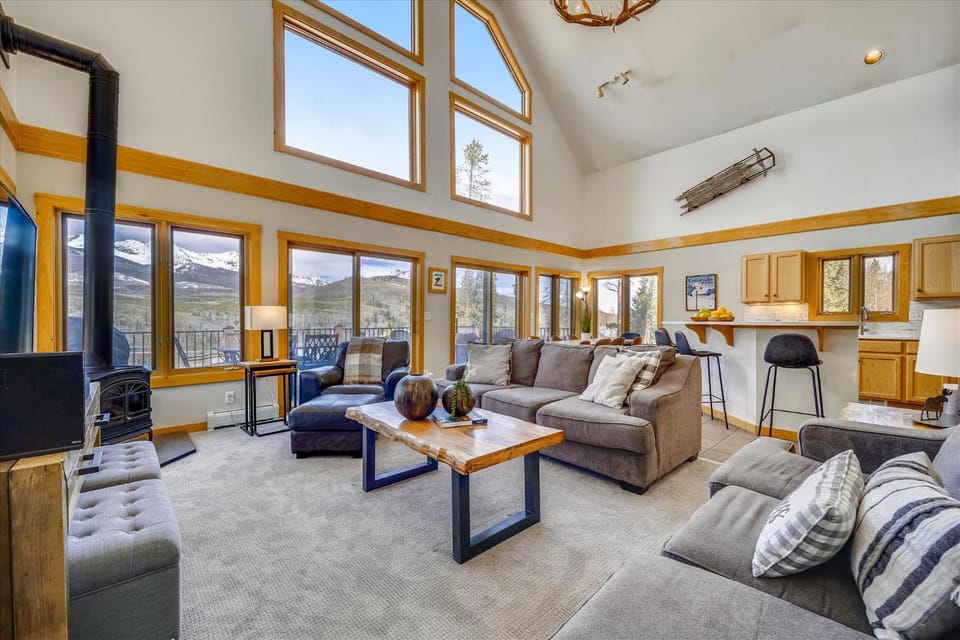 Powder Moose Villa, Stunning Mountain Views from this Private Home with Hot Tub House in Breckenridge