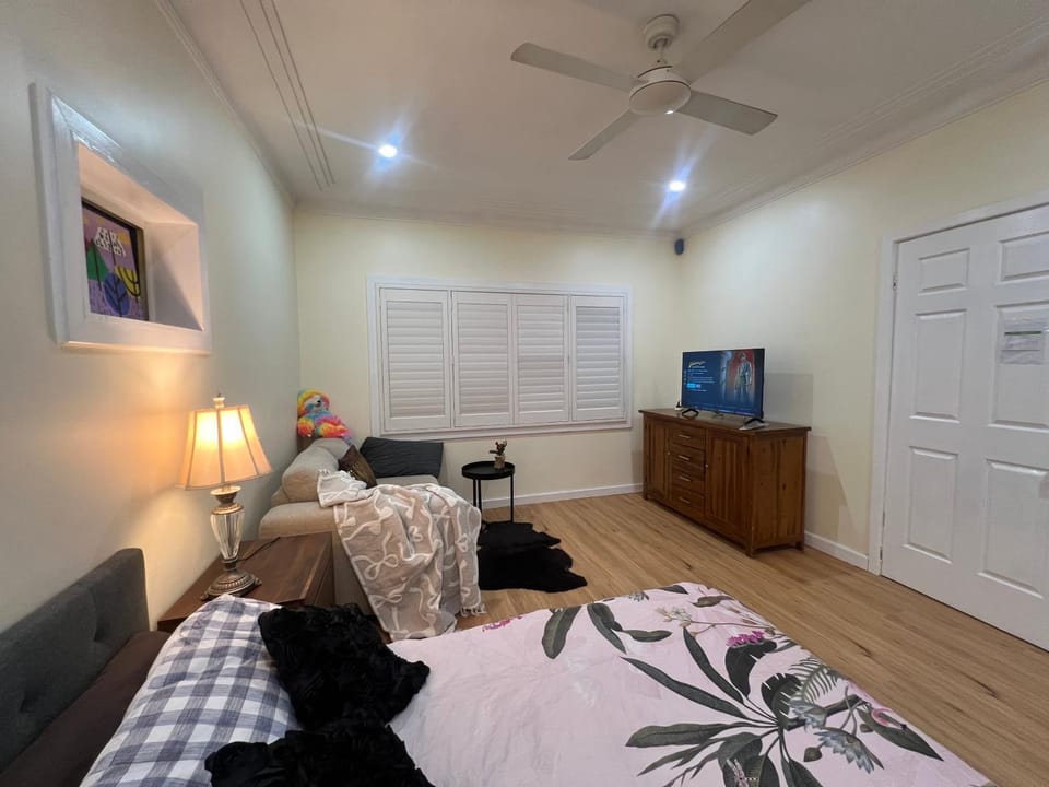 Communal lounge/ TV room, Bed, TV and multimedia, Bedroom