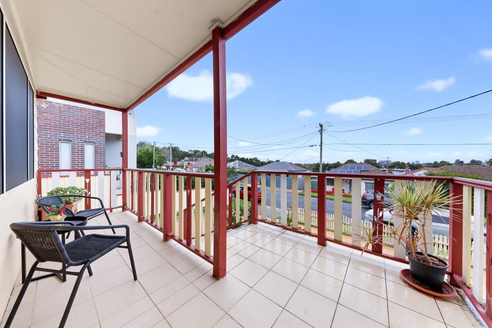 comfortable 3BR Near Parramatta Parking AC House in Merrylands