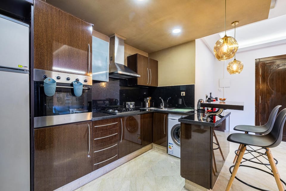 Kitchen or kitchenette, Seating area, Dining area, oven