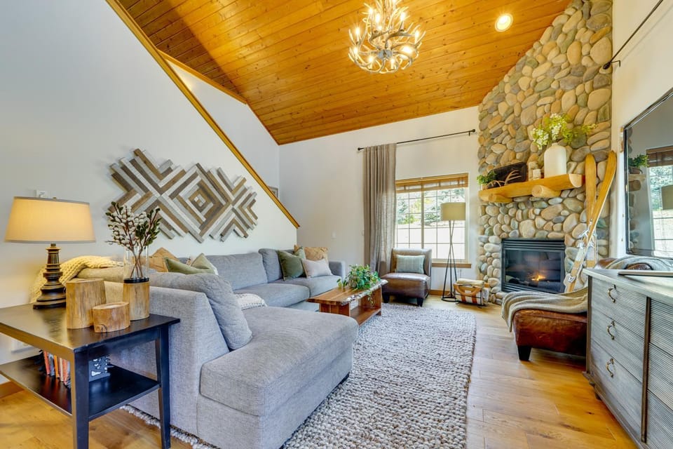 Hot Tub & Fire Pit! Pet-Friendly Gem 2 Mi to Lake House in Roslyn