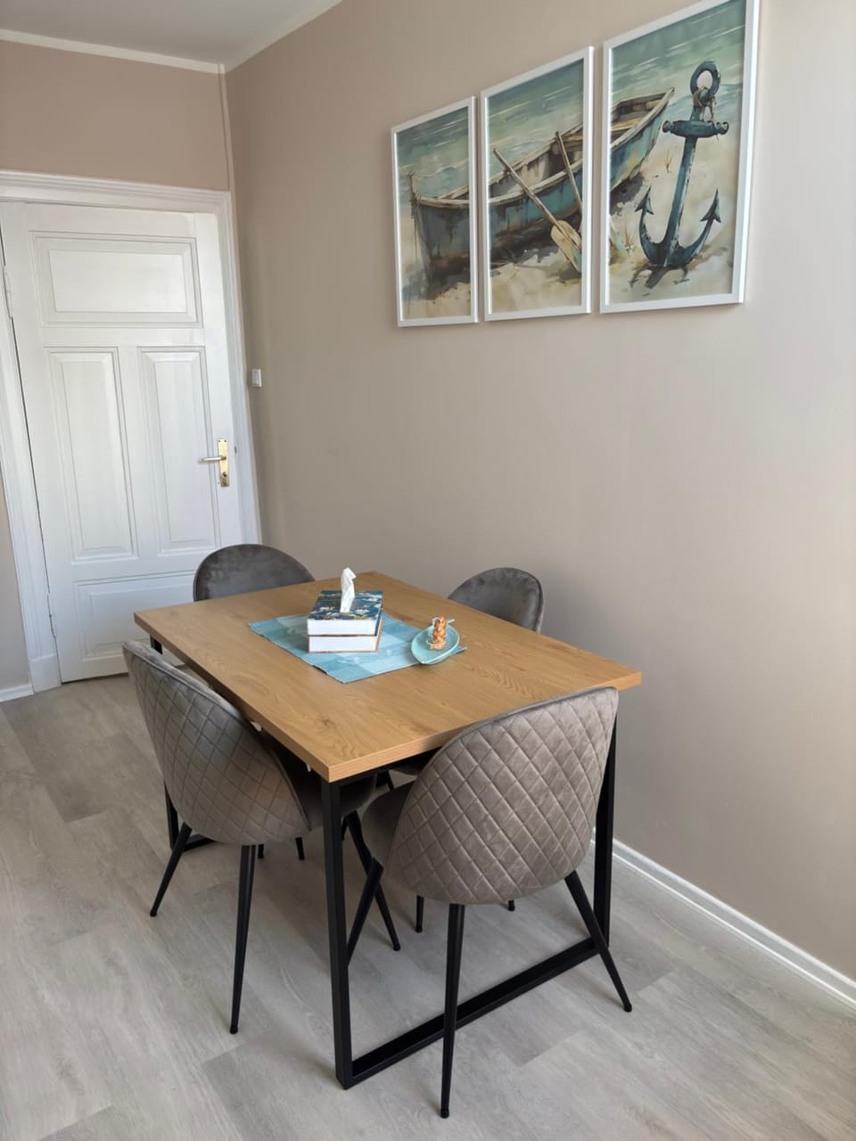 Seating area, Dining area