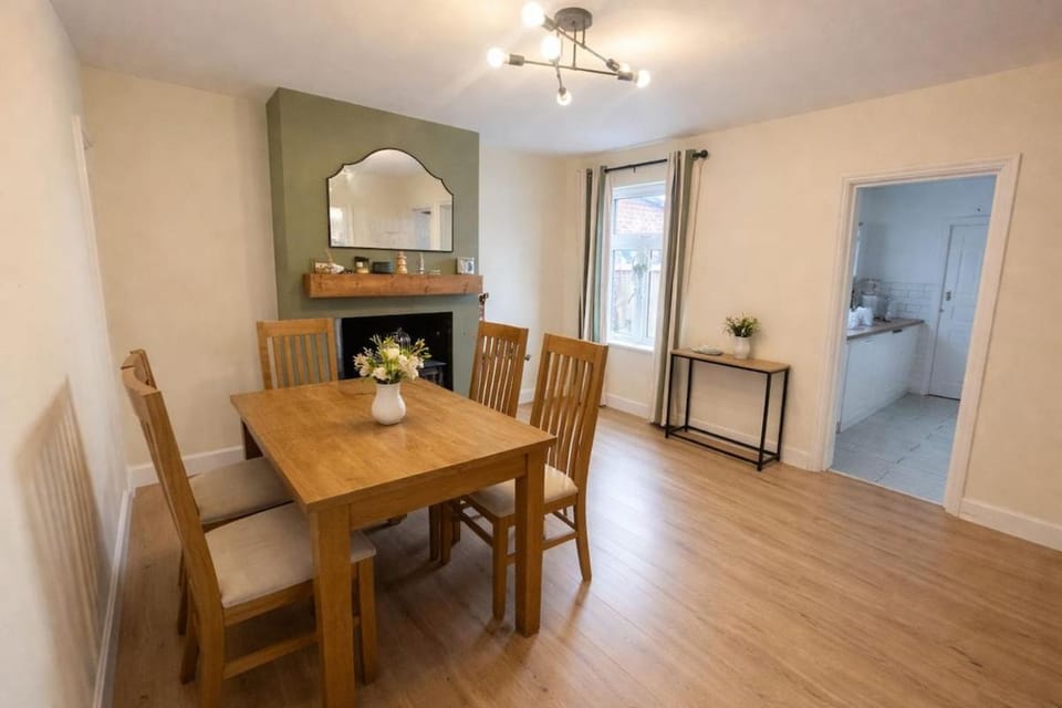 2 BR, Mdn Family home - Insurance, Peter Rabbit theme single room, Garden Villa in Tonbridge and Malling District