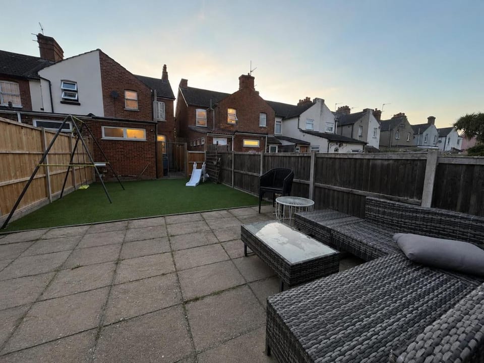 2 BR, Mdn Family home - Insurance, Peter Rabbit theme single room, Garden Villa in Tonbridge and Malling District