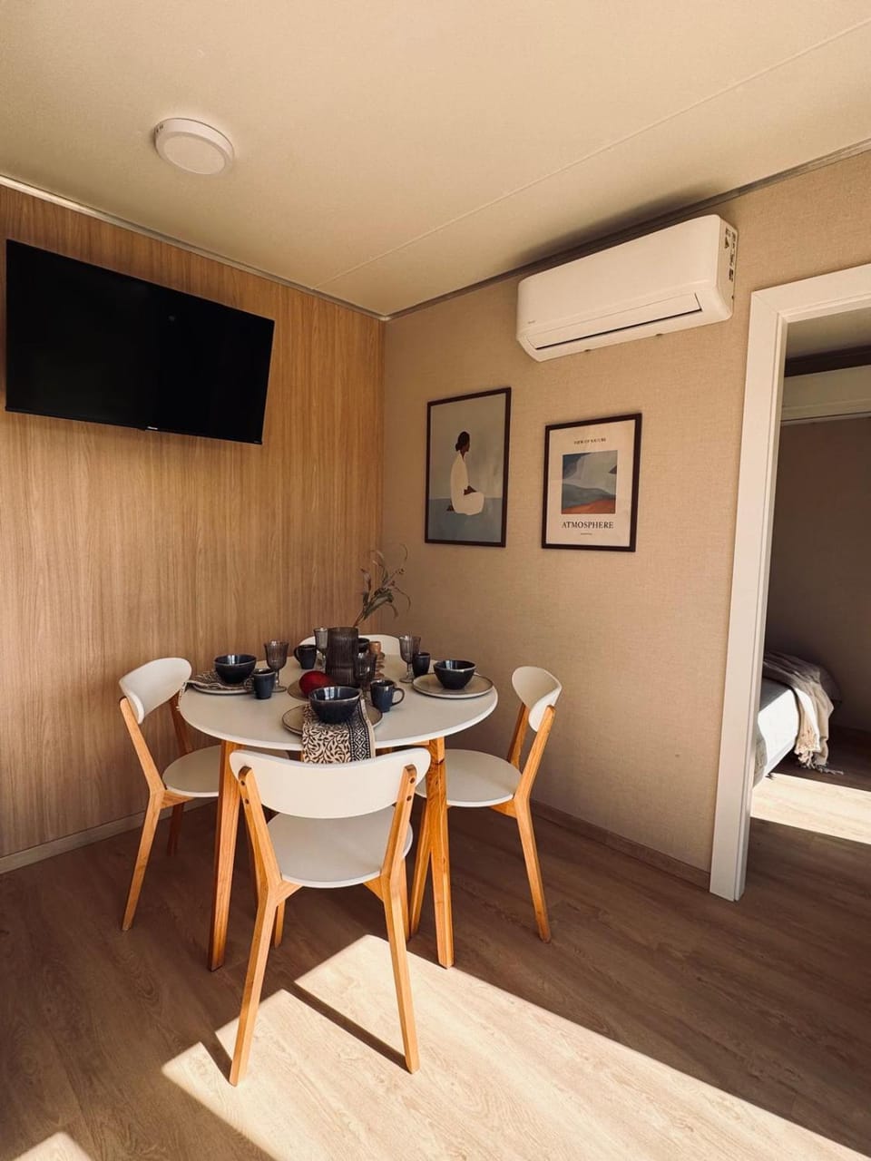 TV and multimedia, Living room, Seating area, Dining area