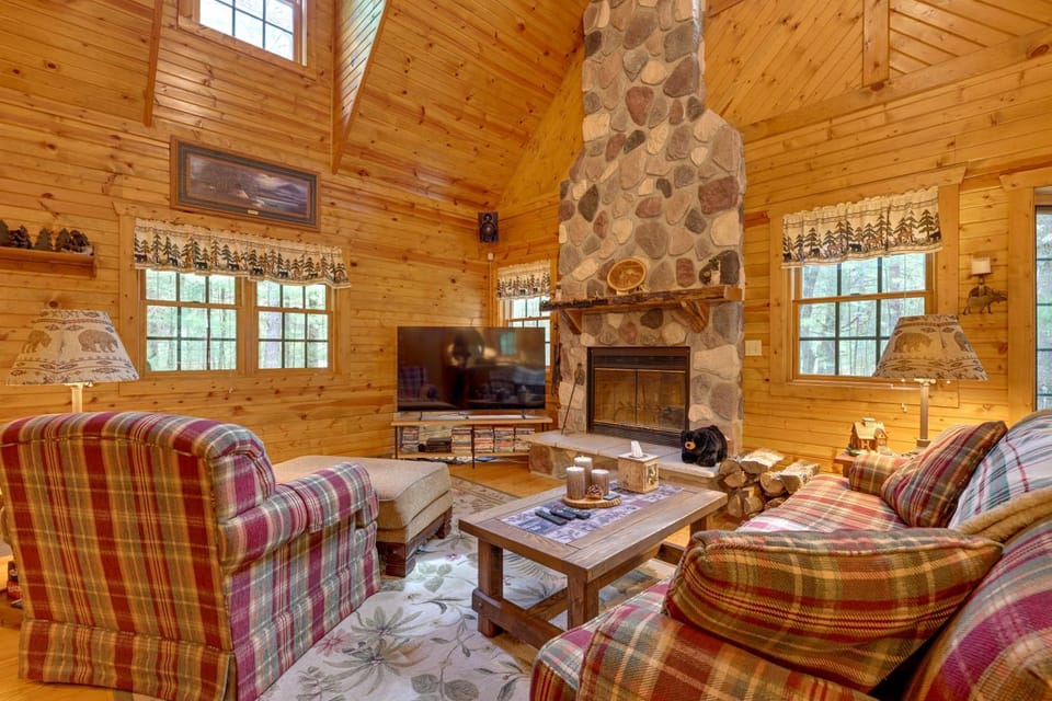 Short Walk to Lawrence Lake! Rustic Cabin w/ Deck Cabin in Wisconsin