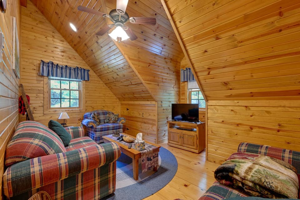 Short Walk to Lawrence Lake! Rustic Cabin w/ Deck Cabin in Wisconsin